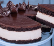 Υγρό κέικ σοκολάτας με γέμιση κρέμας βανίλιας (Video)
